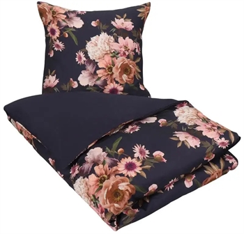 Se Blomstret sengetøj - 140x200 cm - Dark blue flower - 2 i 1 design - Sengesæt i 100% Bomuldssatin - Excellent By Borg hos Shopdyner.dk